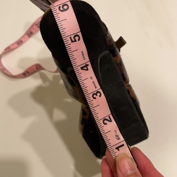 COPY - Criss cross cut out cheetah/leopard open toe pumps Size 8 - Picture 6 of 7